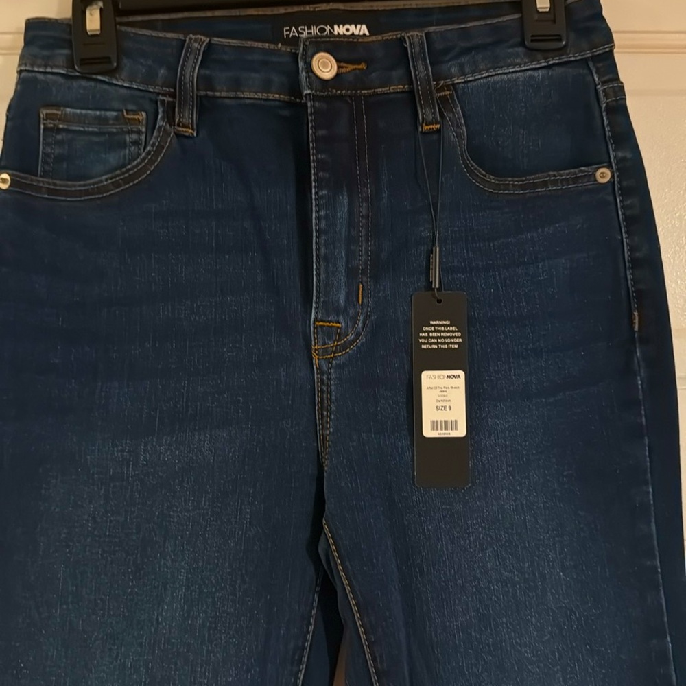 NWT FASHION NOVA Flared Jeans - Picture 2 of 4